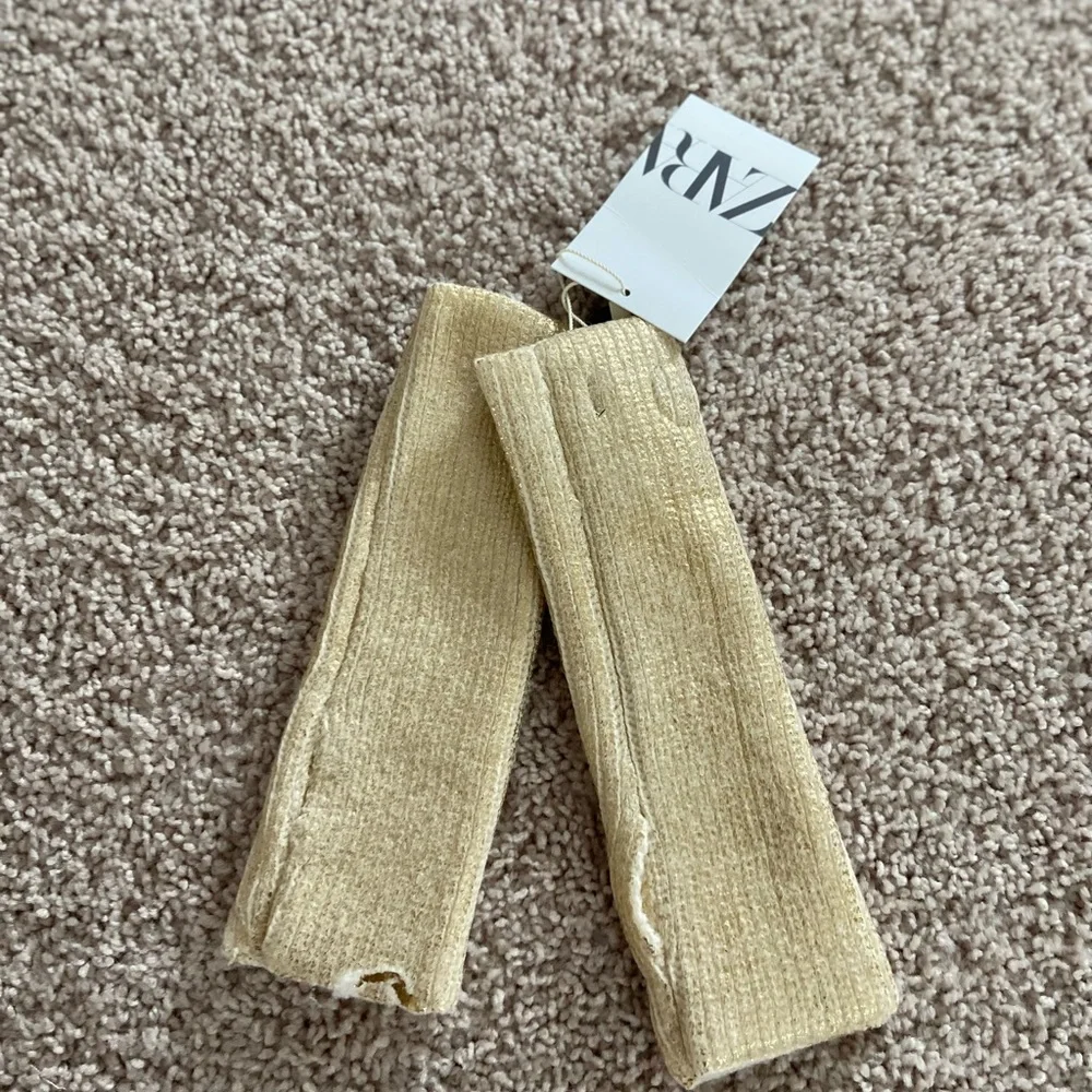 Zara youth hand warmers. 7-14 yrs